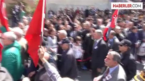 A­l­b­a­y­ ­Ö­z­e­n­a­l­p­­i­n­ ­C­e­n­a­z­e­s­i­n­d­e­ ­P­r­o­t­e­s­t­o­